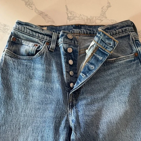 Levi's Women's Straight Leg Light Blue Denim Jeans - Picture 2 of 7
